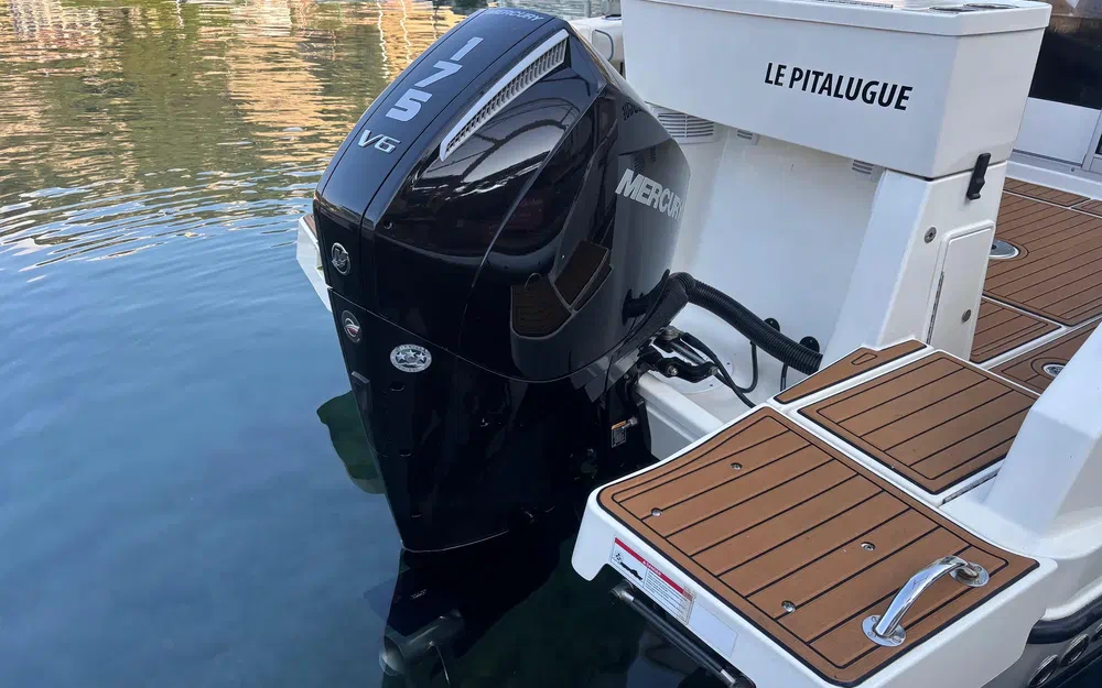 slider 4 Quicksilver Activ 705 Pilothouse