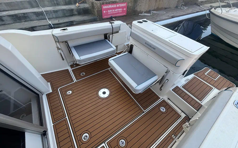 slider 9 Quicksilver Activ 705 Pilothouse