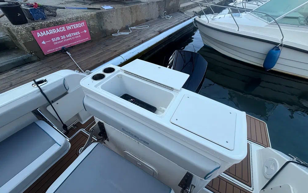 slider 8 Quicksilver Activ 705 Pilothouse