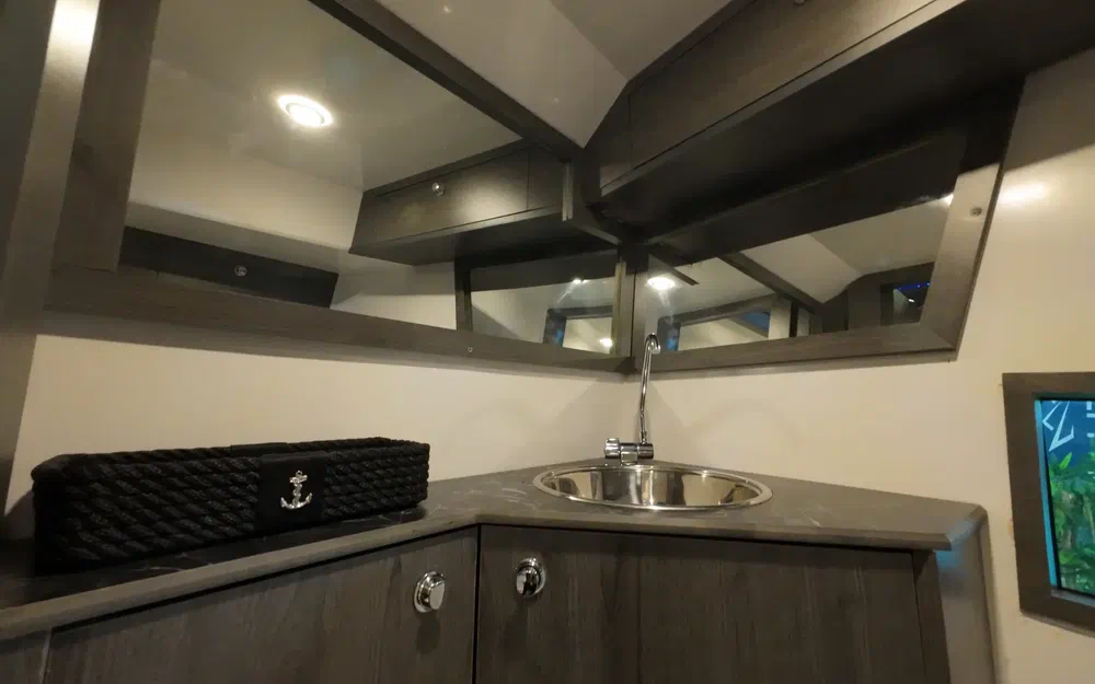 slider 9 Jeanneau WESTHAN WST850