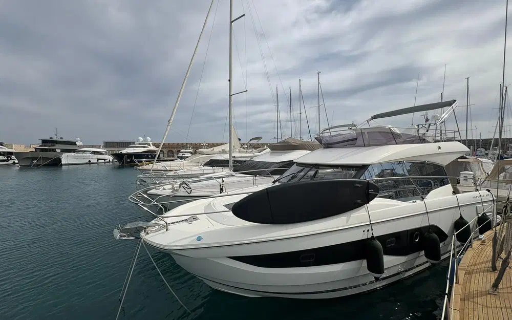 slider 0 Prestige Yachts 420 Fly