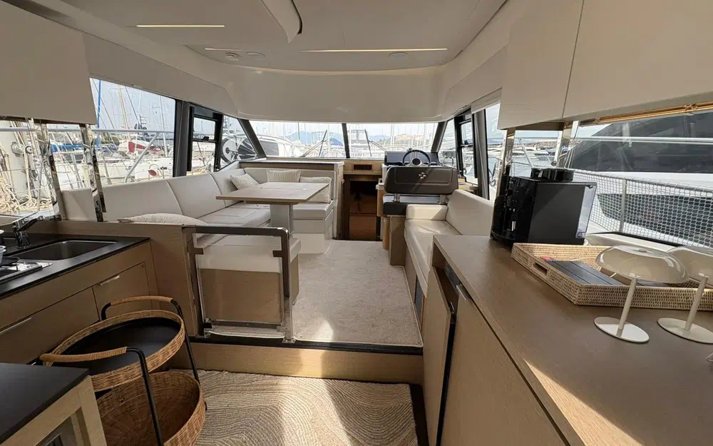 slider 1 Prestige Yachts 420 Fly