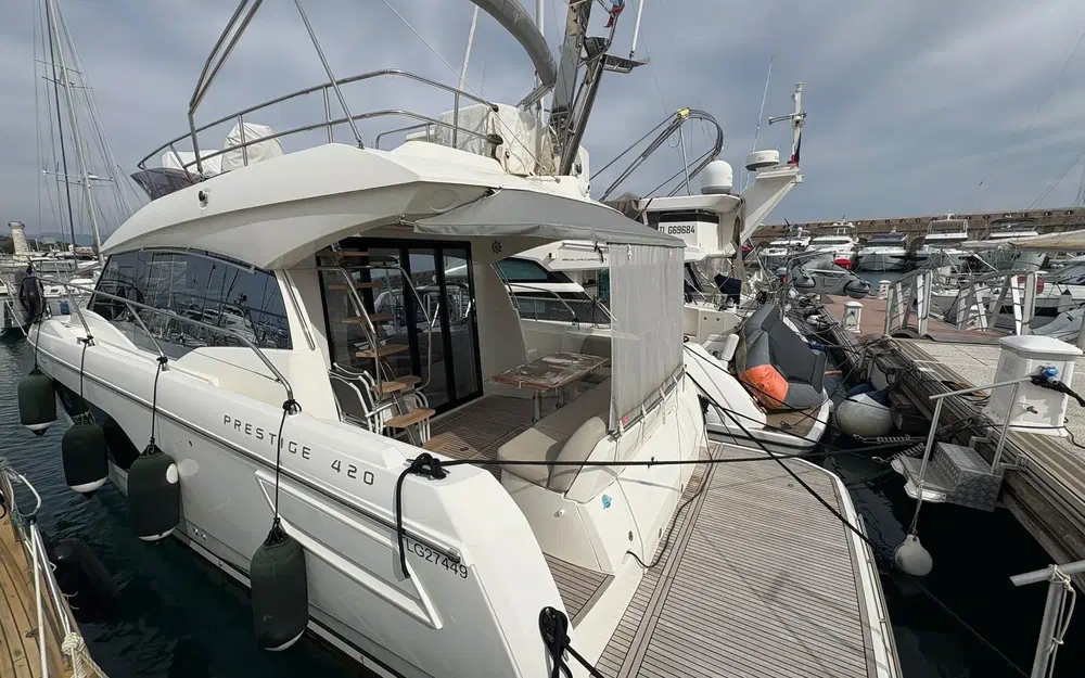 slider 3 Prestige Yachts 420 Fly