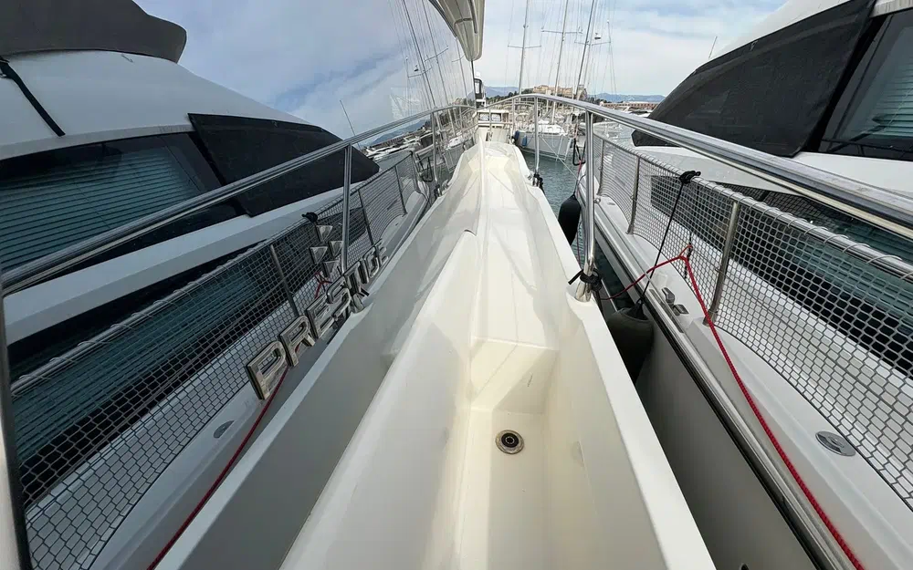 slider 8 Prestige Yachts 420 Fly