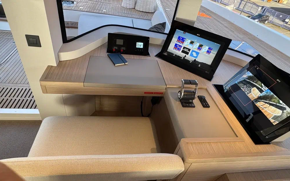 slider 10 Lagoon Eighty 3