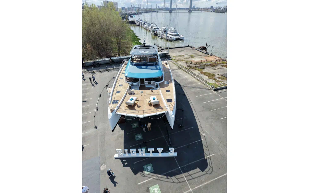 slider 2 Lagoon Eighty 3