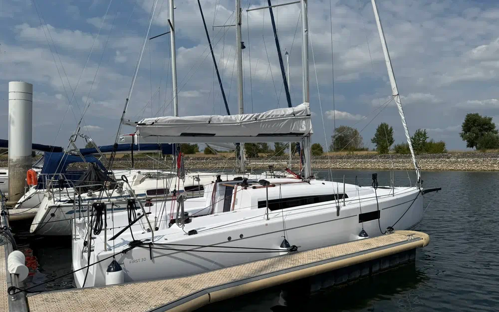 slider 1 Beneteau First 30