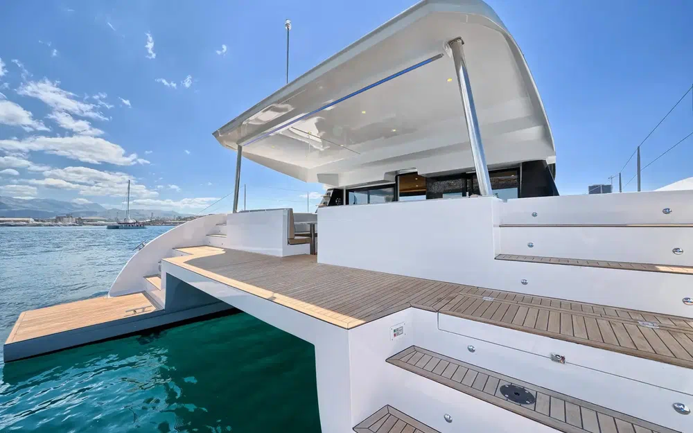 slider 11 Catamaran Luna 49 gold