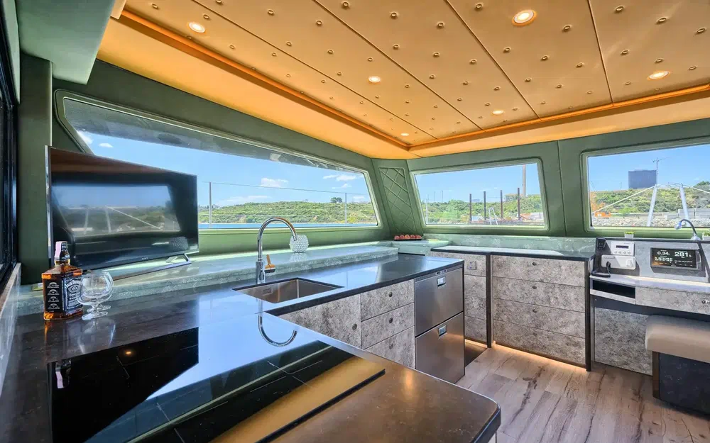 slider 12 Catamaran Luna 49 gold