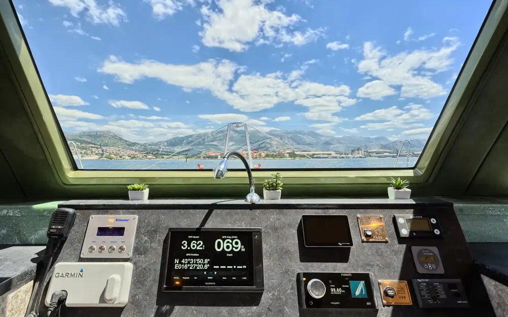 slider 13 Catamaran Luna 49 gold