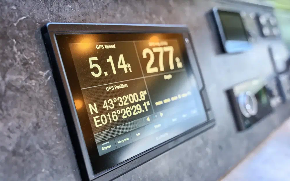 slider 15 Catamaran Luna 49 gold