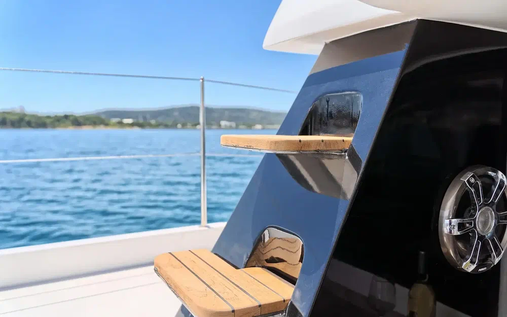 slider 17 Catamaran Luna 49 gold