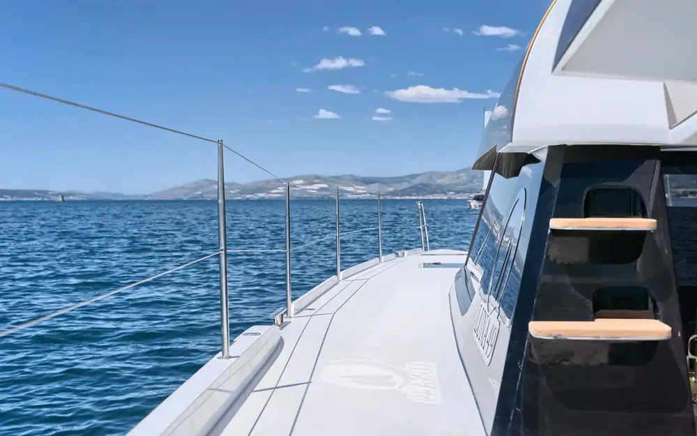 slider 18 Catamaran Luna 49 gold