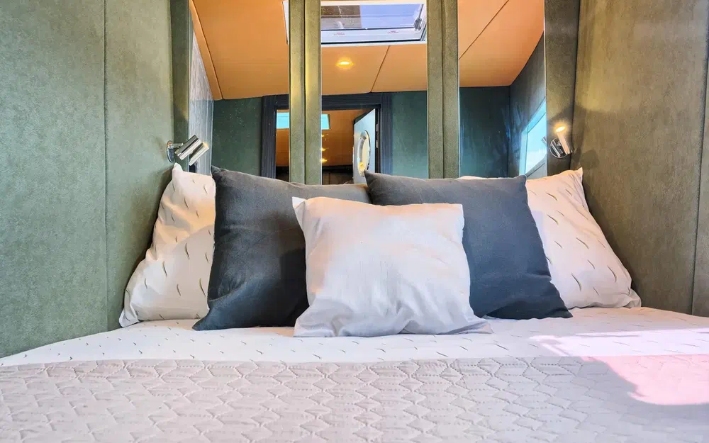 slider 29 Catamaran Luna 49 gold