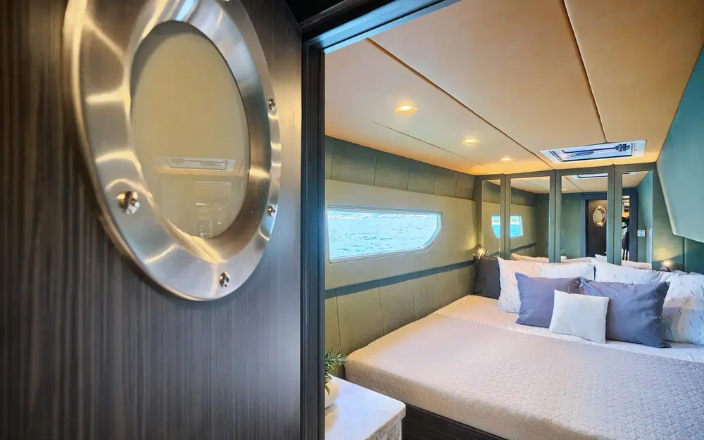 slider 31 Catamaran Luna 49 gold