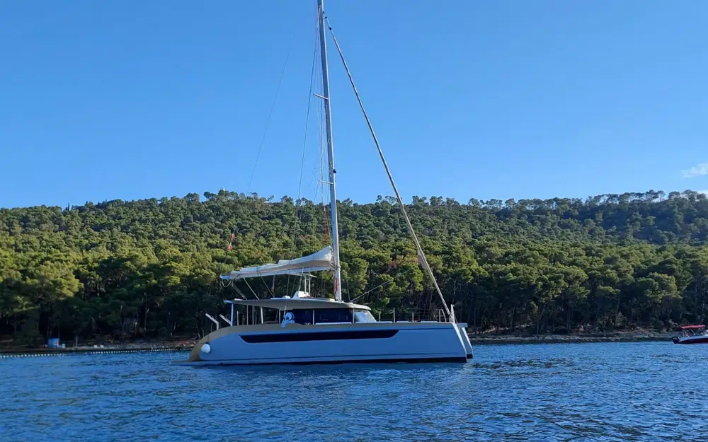 slider 2 Catamaran Luna 49 gold