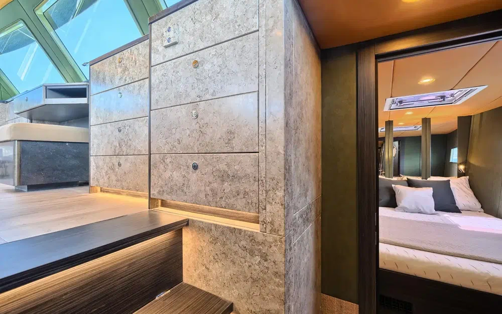 slider 33 Catamaran Luna 49 gold