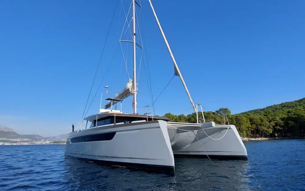 slider 4 Catamaran Luna 49 gold