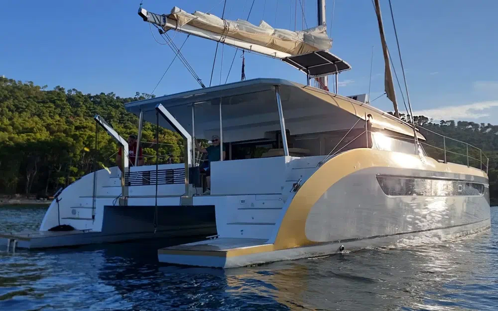 slider 5 Catamaran Luna 49 gold