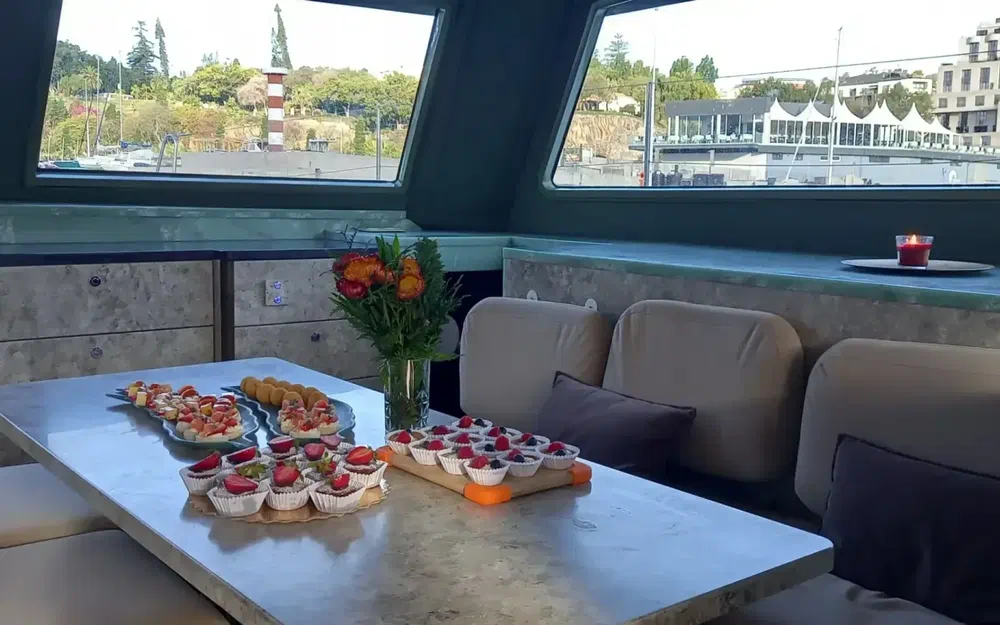 slider 8 Catamaran Luna 49 gold