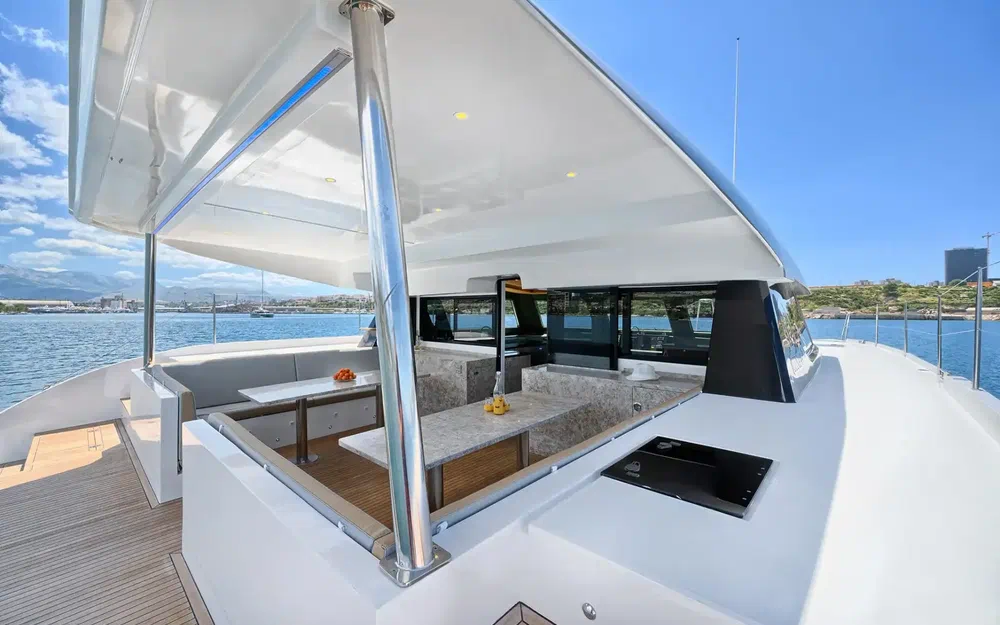 slider 10 Catamaran Luna 49 gold