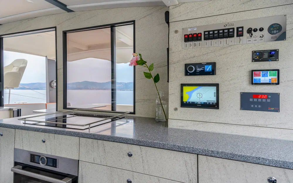 slider 13 Catamaran Luna 47 power