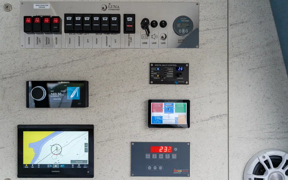 slider 17 Catamaran Luna 47 power