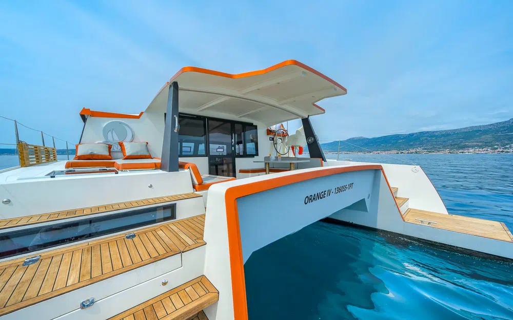 slider 1 Catamaran Luna 47 power