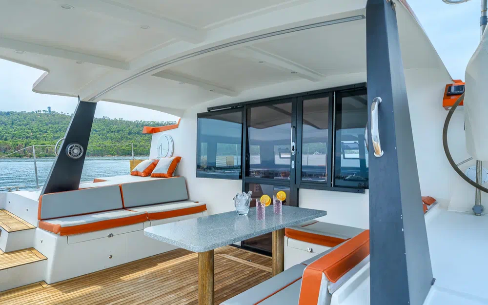 slider 6 Catamaran Luna 47 power