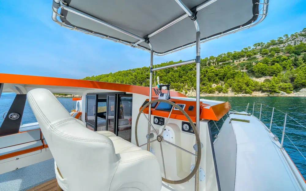 slider 9 Catamaran Luna 47 power