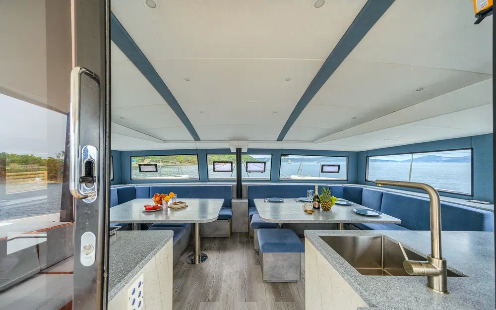 slider 10 Catamaran Luna 47 power