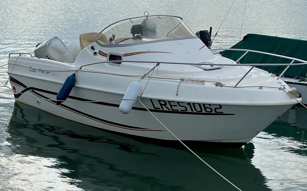 slider 2 B2 Marine Cap Ferret 552 Cabin Cruiser