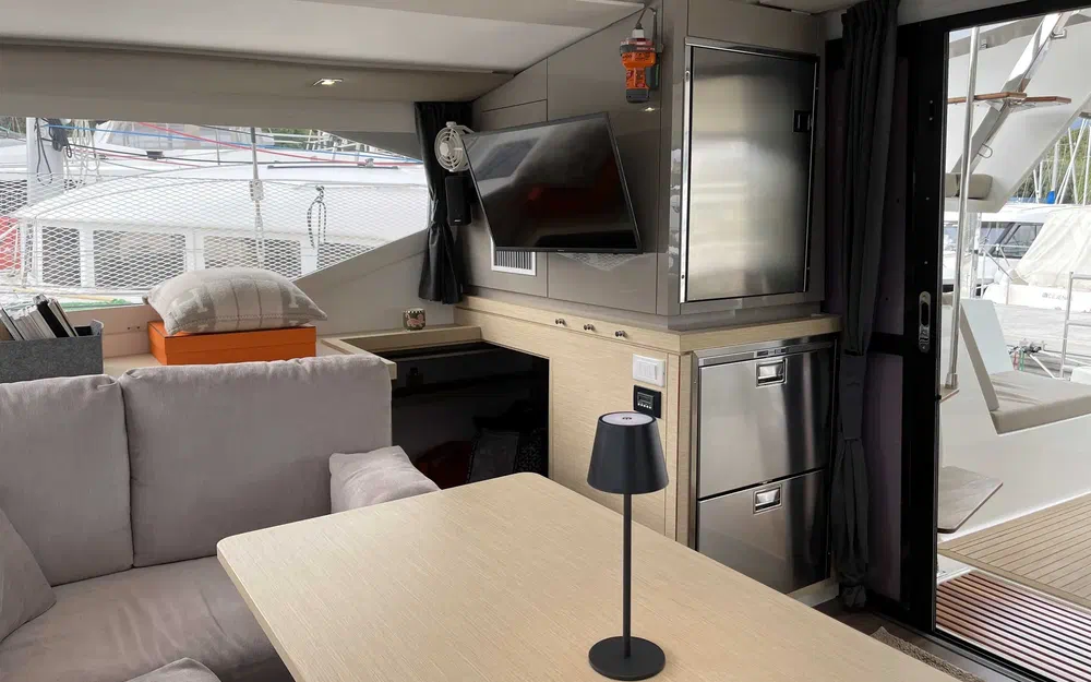 slider 14 Fountaine Pajot Lucia 40