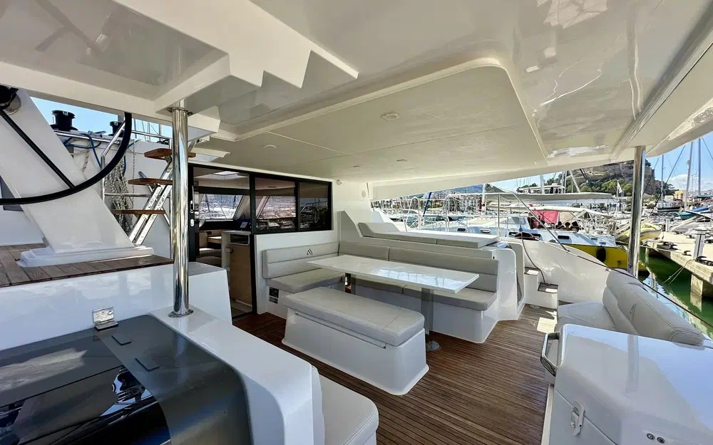 slider 2 Aventura Yacht Indigo Yacht 45