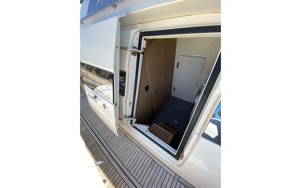 slider 18 Prestige Yachts 680 Fly