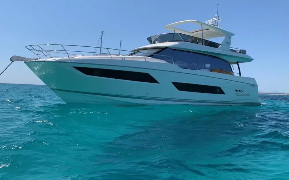 slider 1 Prestige Yachts 680 Fly