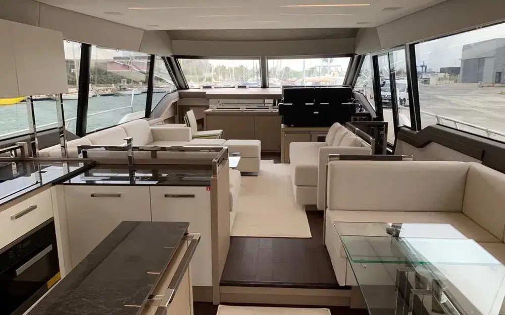 slider 3 Prestige Yachts 680 Fly