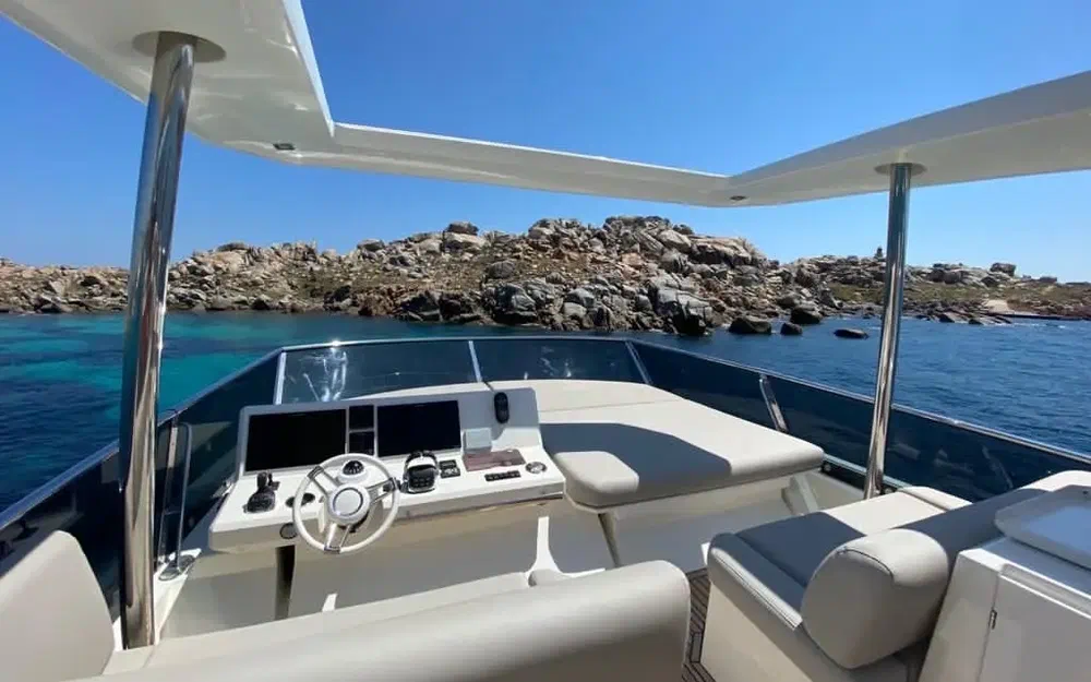 slider 4 Prestige Yachts 680 Fly
