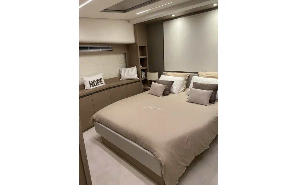 slider 5 Prestige Yachts 680 Fly