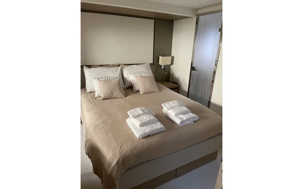 slider 6 Prestige Yachts 680 Fly