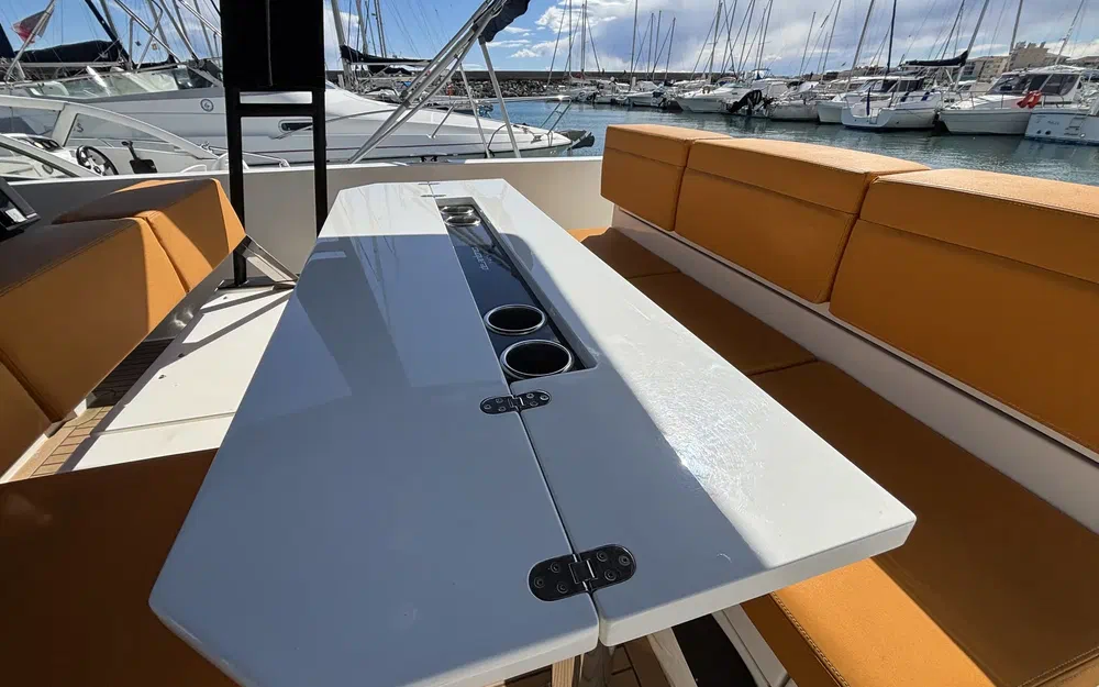 slider 15 De Antonio Yachts D28