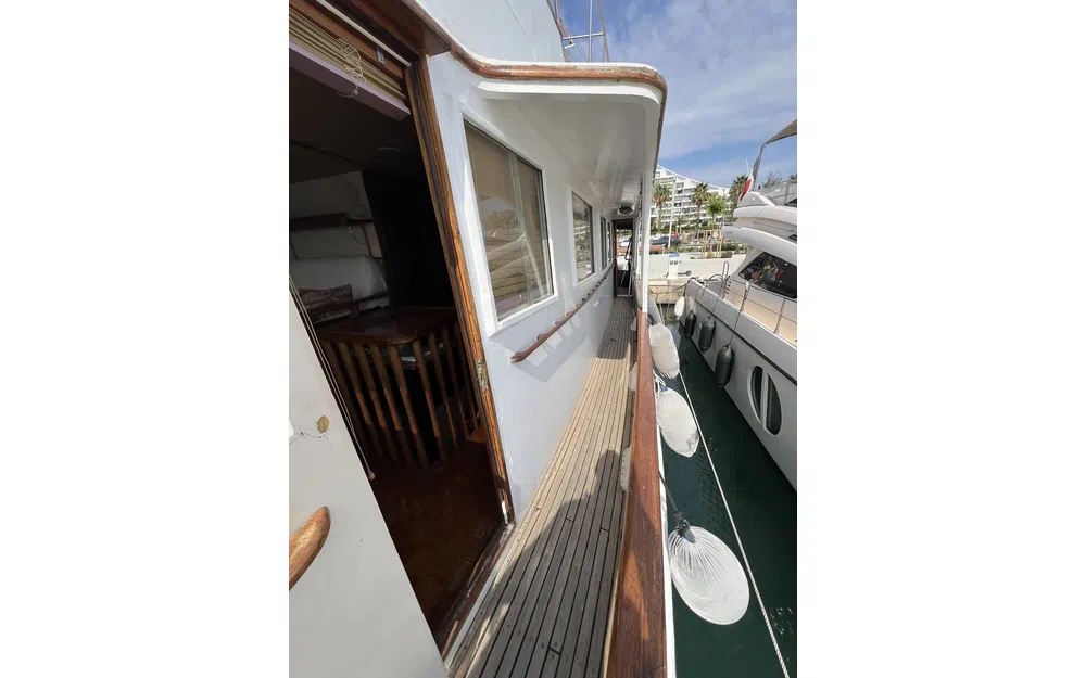 slider 9 Grand Banks 50