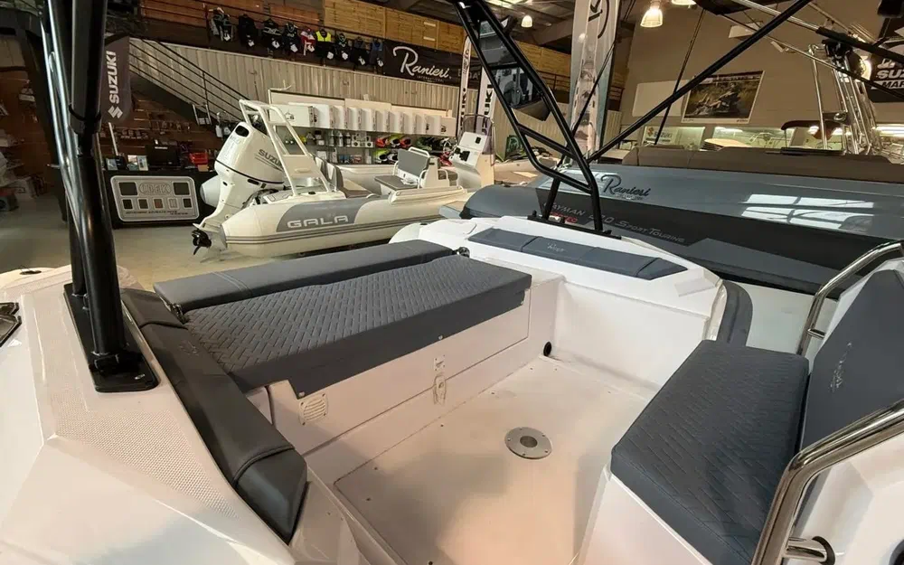 slider 9 Ranieri Cayman 26 Sport Touring