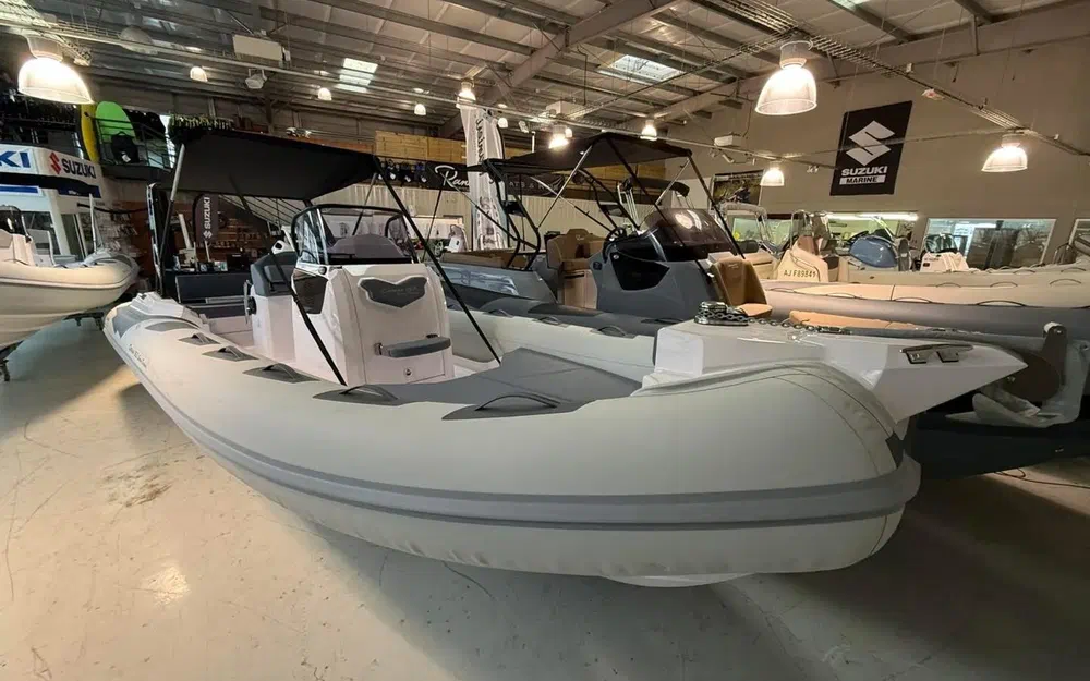 slider 1 Ranieri Cayman 26 Sport Diving