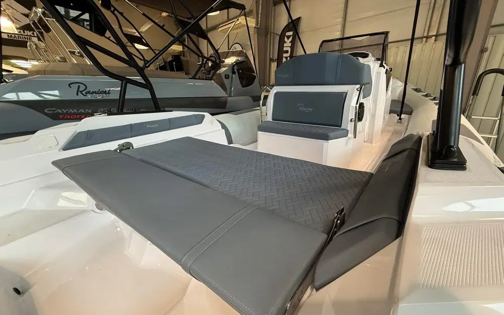 slider 4 Ranieri Cayman 26 Sport Touring