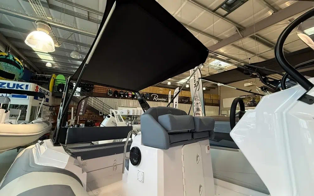 slider 6 Ranieri Cayman 26 Sport Diving