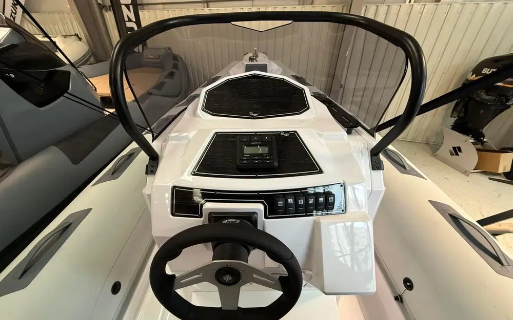 slider 7 Ranieri Cayman 26 Sport Diving