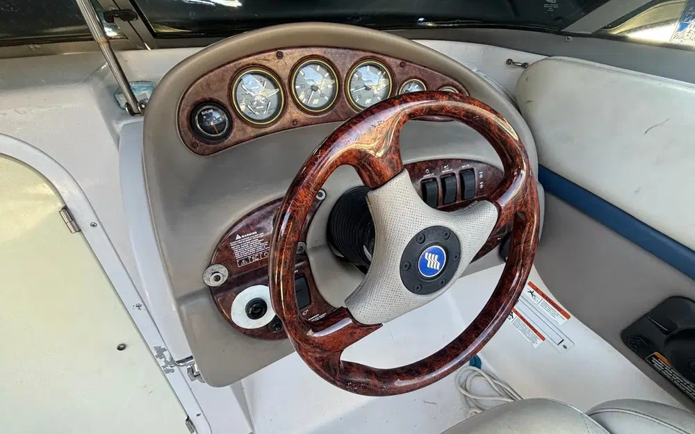 slider 4 Four Winns Sundowner 205