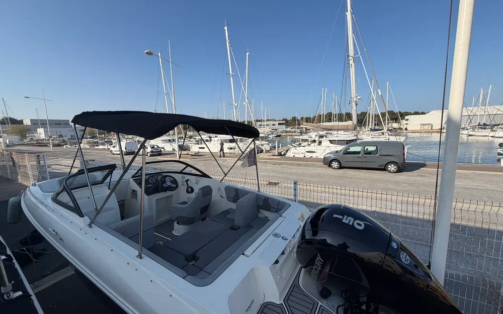 slider 0 Bayliner VR4