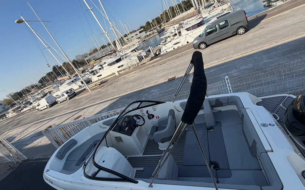 slider 1 Bayliner VR4